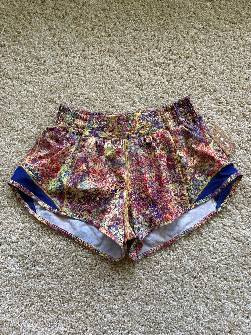 Lululemon Hotty Hot Short 2.5” SeaWheeze 2019 Multi Abstract Print Size 4 NWT